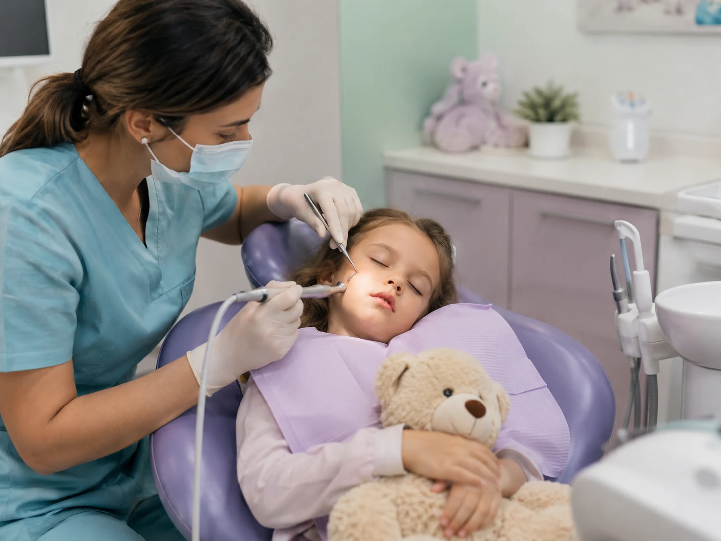 Çocuk hastanın diş kliniğinde değerlendirilmesi